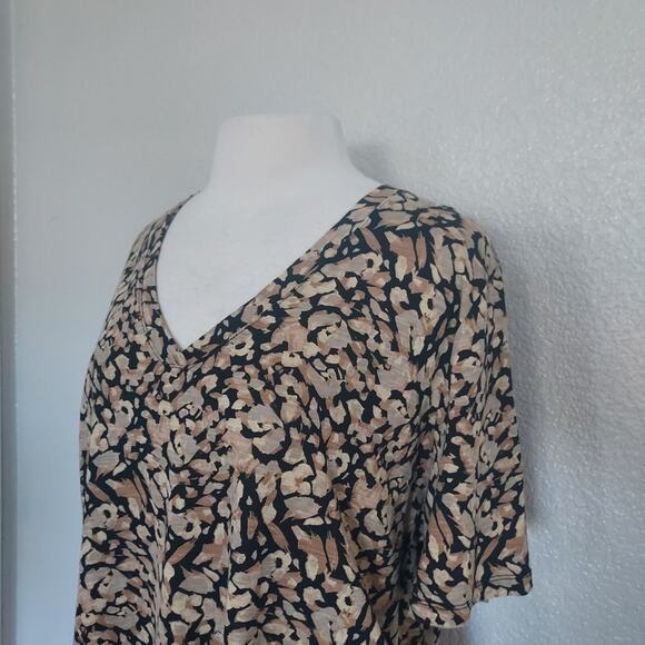 Banana Republic Malibu Tee Animal Print V-Neck Short Sleeve Size XL - Picture 5 of 9